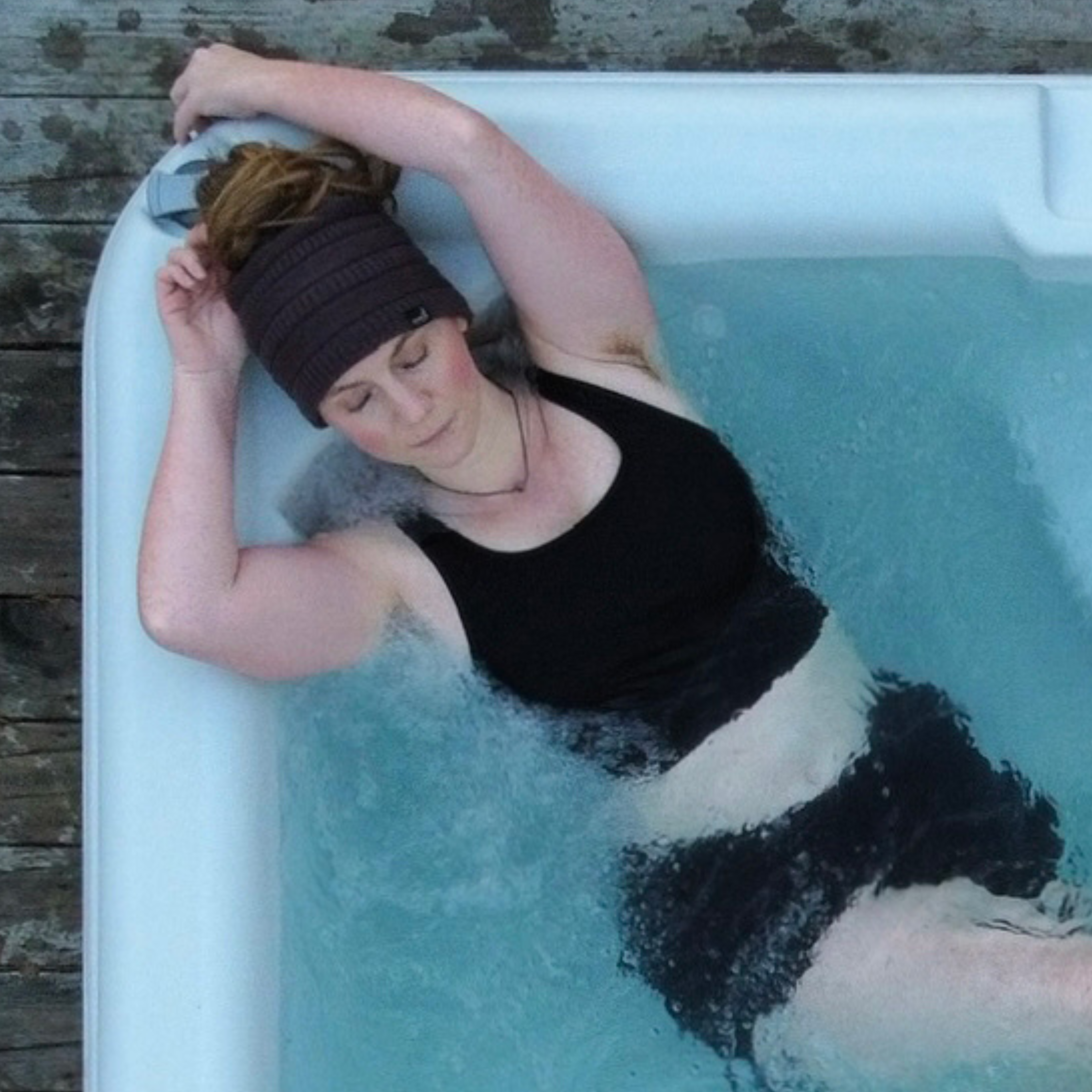 Ribbet badetop - Sort